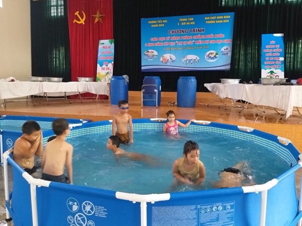 Khai giảng lớp học “Bơi tự cứu” miễn phí cho học sinh 